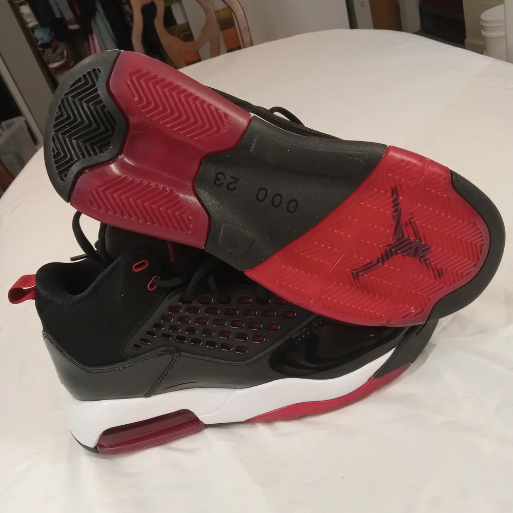 Jordan Men's Black and Red Sneakers Size 8.5 New